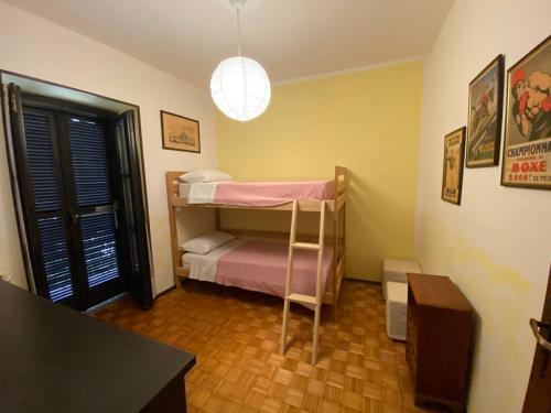 Cette petite chambre comprend des lits superposés et une table. dans l'établissement Casa di Fra, à Savillan