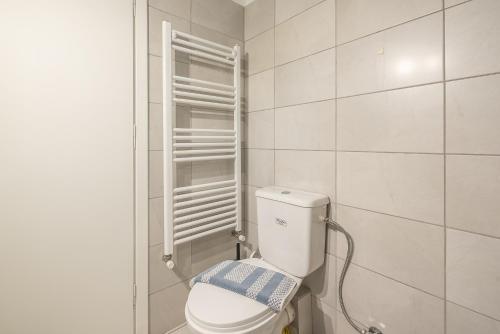 uma casa de banho branca com um WC num quarto em The Boutique Studio by CloudKeys em Atenas