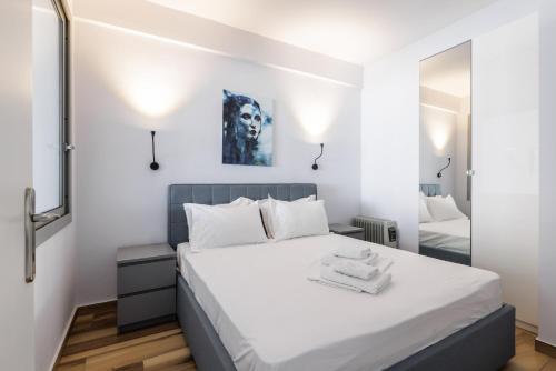 une chambre avec un lit et un miroir dans l'établissement Central Sky Apartments, à Thessalonique