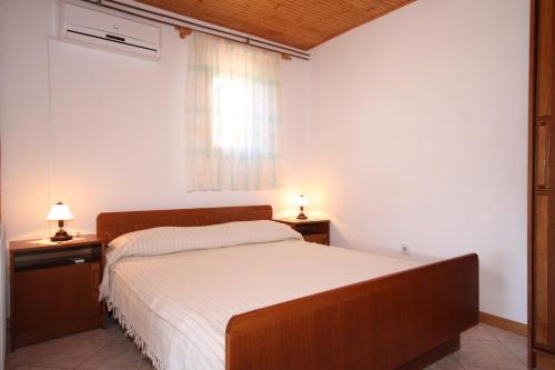 En eller flere senger på et rom på Apartments by the sea Fazana - 7192
