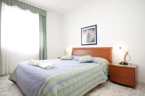 een slaapkamer met een bed met twee handdoeken erop bij Apartments with a parking space Rovinj - 7113 in Rovinj