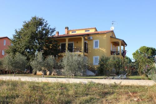 Fotografie z fotogalerie ubytování Apartments with a parking space Novigrad - 7142 v destinaci Novigrad – Istrie