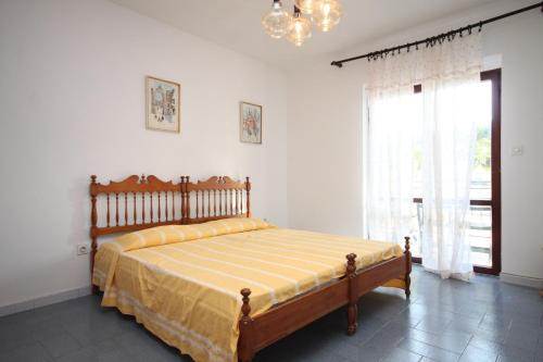 Apartments with a parking space Umag - 7094