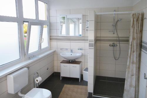 Bilik mandi di Family friendly seaside apartments Novigrad - 7118