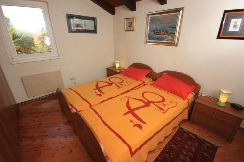 Katil atau katil-katil dalam bilik di Family friendly seaside apartments Novigrad - 7118