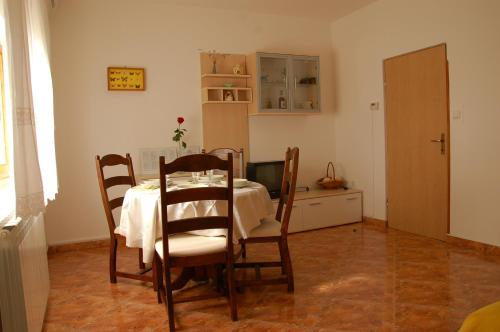 a dining room with a table and chairs at Apartments with parking space Gracisce, Central Istria - Sredisnja Istra - 7134 in Gračišće