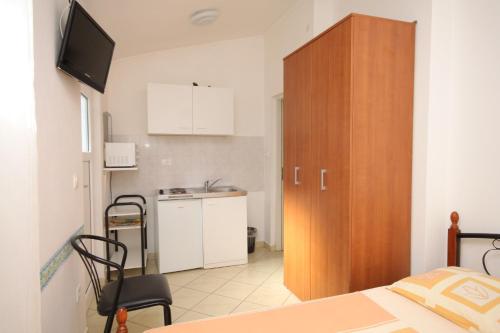 Kuchyňa alebo kuchynka v ubytovaní Studio Umag 7126a