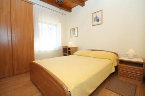 Un dormitorio con una cama grande y una ventana en Apartments with a parking space Heraki, Central Istria - Sredisnja Istra - 7167, en Stifanići