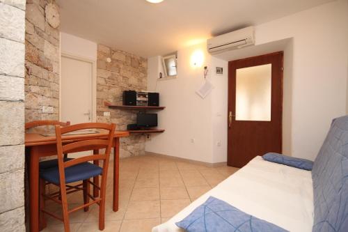 Una cocina o cocineta en Apartments with WiFi Basanija, Umag - 7148