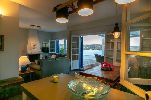 Η κουζίνα ή μικρή κουζίνα στο RETREAT VILLA BY THE SEA WITH POOL IN PORTO HELI