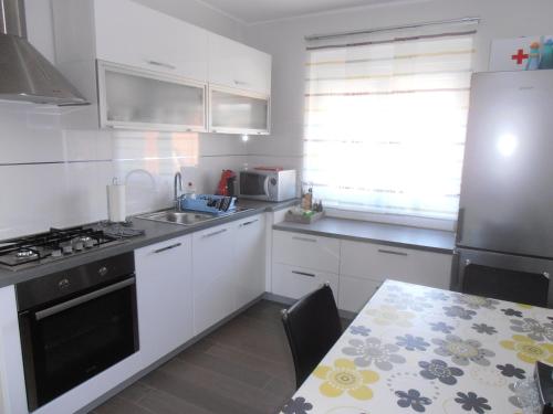 Kuchyňa alebo kuchynka v ubytovaní Apartments by the sea Umag - 7189