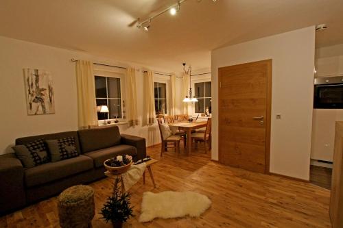 salon z kanapą i jadalnią w obiekcie Appartement Matthias w mieście Stumm