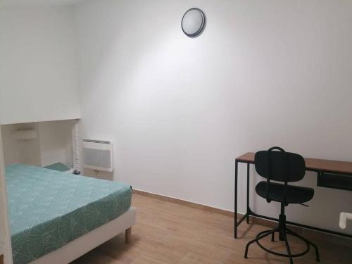 a bedroom with a bed and a desk and a chair at Superbe logement(B) avec Parking Gratuit sur place in Drancy