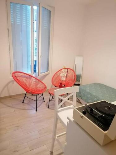 a living room with two chairs and a table at Superbe logement(C) avec Parking Gratuit sur place in Drancy