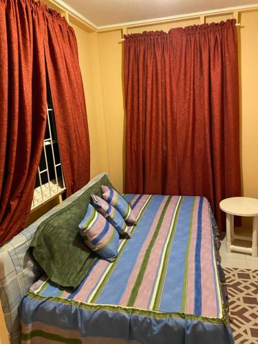 Een bed of bedden in een kamer bij Ocean Sky Apartments