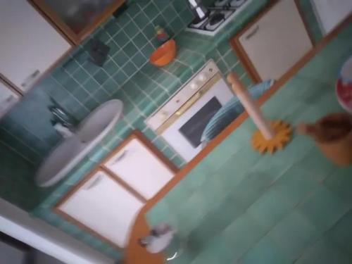 - un modèle de salle de bains avec lavabo et miroir dans l'établissement Sardinia Home Flat 4 beds in Carbonia, à Carbonia