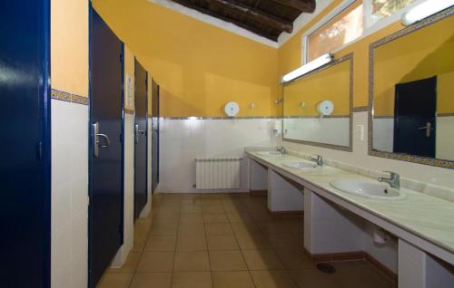 馬貝拉的住宿－Kampaoh Marbella，一间带三个水槽和大镜子的浴室