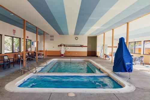 Bazén v ubytování Carson Hot Springs Resort & Spa nebo v jeho okolí