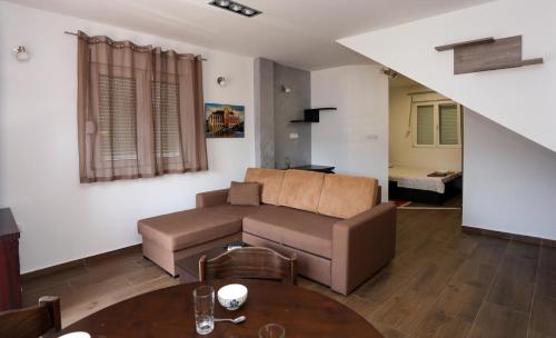 un soggiorno con divano e tavolo di Magnolija apartmani a Igalo