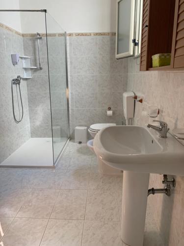 レウカにあるCasa Anter Santa Maria di Leucaのバスルーム(シャワー、洗面台、トイレ付)