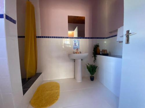 un baño con lavabo y espejo en Foothills B&B, en Maseru