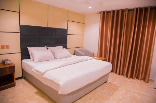 Ένα ή περισσότερα κρεβάτια σε δωμάτιο στο Havilah Towers Hotel Ltd