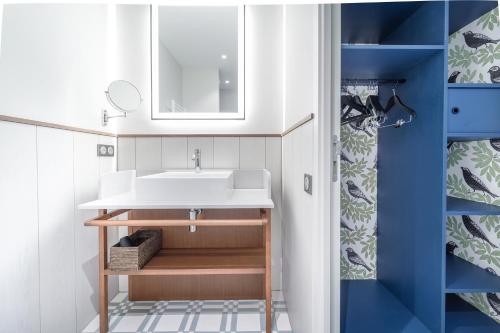 a bathroom with a sink and a mirror at Villa Arthus-Bertrand in Noirmoutier-en-l'lle