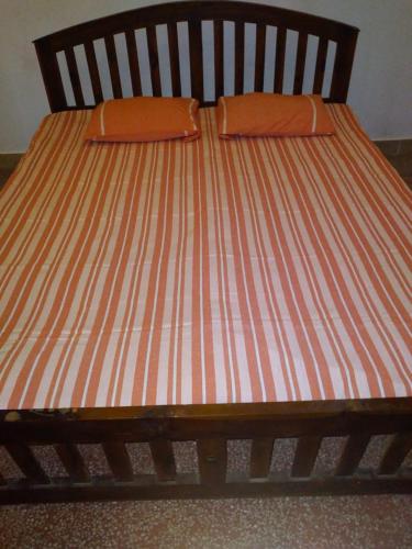 Postel nebo postele na pokoji v ubytování Holiday Room Anuradapura
