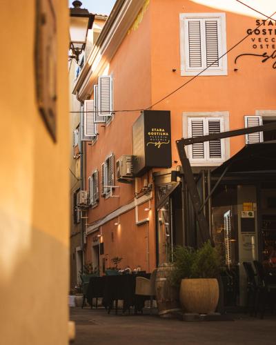 an alley with tables and chairs and a building at Bed and Brekfast Donatella in Piran