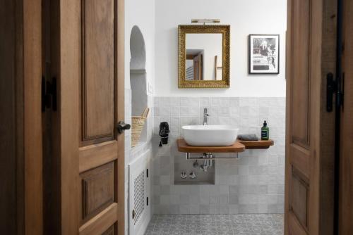 a bathroom with a sink and a mirror at La AMARA Zaid - en el casco antiguo de Frigiliana in Frigiliana