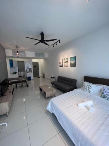 Fotografia z galérie ubytovania Contemporary & Stylish Suite#Georgetown#Sky Pool#2 BR, Living Room with Double Bed v destinácii George Town