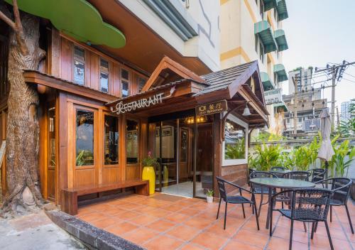 a restaurant with tables and chairs outside of a building at True Siam Phayathai Hotel in Bangkok