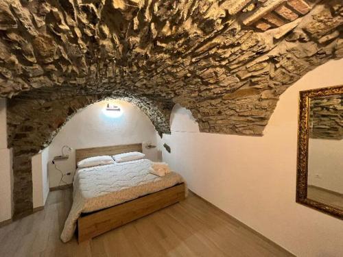 เตียงในห้องที่ Appartamento incantevole La Grotta