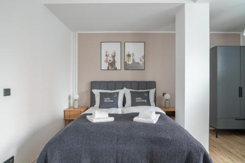 - une chambre avec un lit et deux oreillers dans l'établissement limehome Salzgitter A.-Schweitzer-Str., à Salzgitter