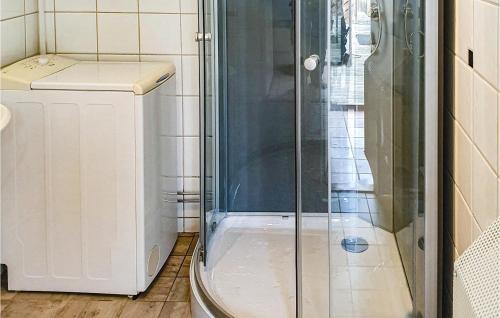 een douche met een glazen deur in de badkamer bij Stunning Home In Motala With Kitchen in Motala