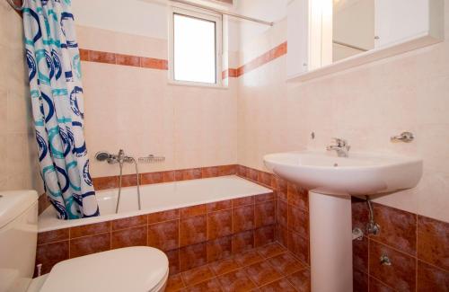 een badkamer met een wastafel, een toilet en een bad bij Laconian Collection #Taygetos View# in Sparta