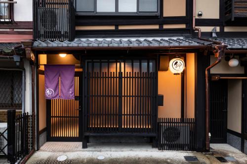 una entrada a un edificio con una puerta negra en Rinn Manjuji en Kioto