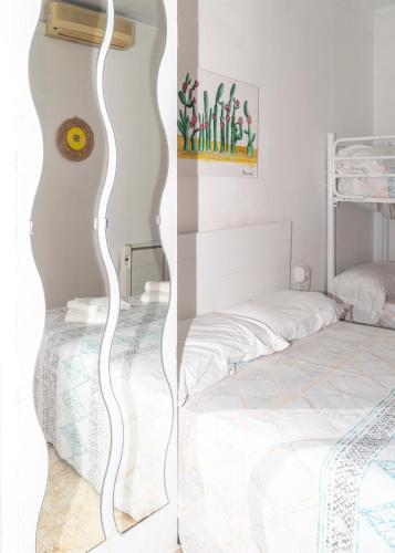 Postel nebo postele na pokoji v ubytování La Moraga de Poniente Malaga Hostel