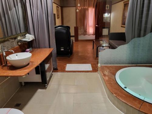 a bathroom with a sink and a bath tub at Chateau Motel & Spa - Nanzi in Liugui