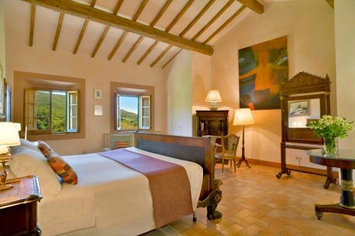 1 dormitorio con 1 cama y escritorio en una habitación en Chiarentana, en Chianciano Terme