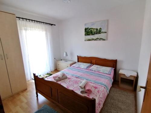 a bedroom with a bed with two towels on it at Apartman Čanaki Splitska in Splitska