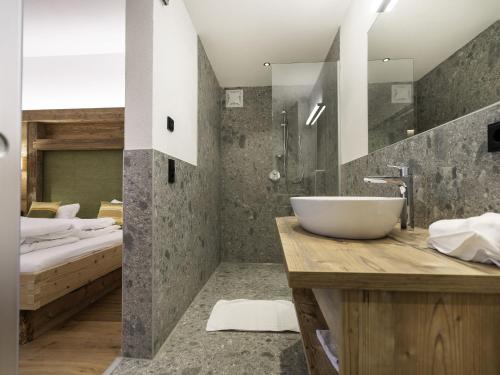 baño con lavabo y espejo grande en Amazing Apartment in Neustift im Stubaital near Ski Lift, en Neustift im Stubaital