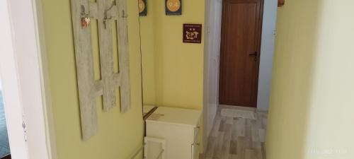 Apartment Milanovi في سوزوبول: غرفة بباب وممر مع غرفة بباب