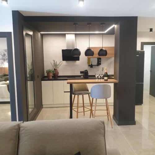 een keuken met een tafel en stoelen in een kamer bij Urbanlux Olimpia Familiar in Albacete