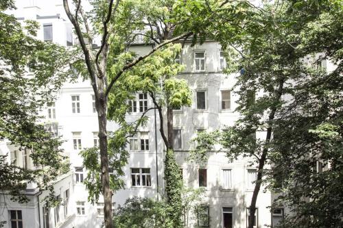 Sunny Apartment near Belvedere Castle