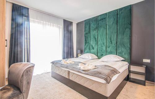 1 dormitorio con 1 cama grande y cabecero verde en Nice Apartment In Wladyslawowo With Wifi, en Władysławowo