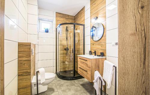 y baño con ducha, aseo y lavamanos. en Nice Apartment In Wladyslawowo With Wifi, en Władysławowo