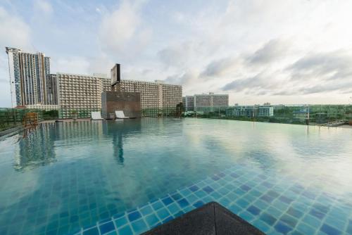 una piscina en la azotea de un edificio en Tribe Pattaya SHA certificated, en Jomtien Beach