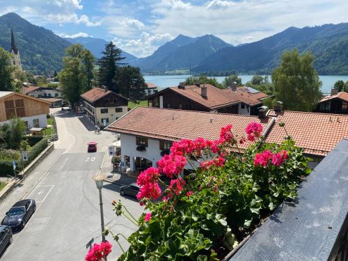 vistas a una ciudad con flores en el balcón en Ferienwohnung Inselblick, en Schliersee