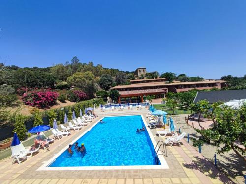 an overhead view of a pool at a resort at Residence Azzurro Calaghena in Montepaone